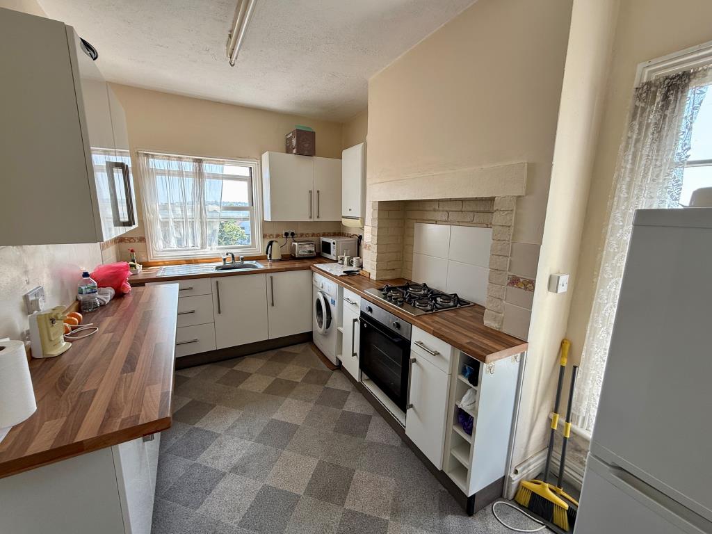 Lot: 149 - FREEHOLD INVESTMENT INCLUDING VACANT FLAT - Kitchen
